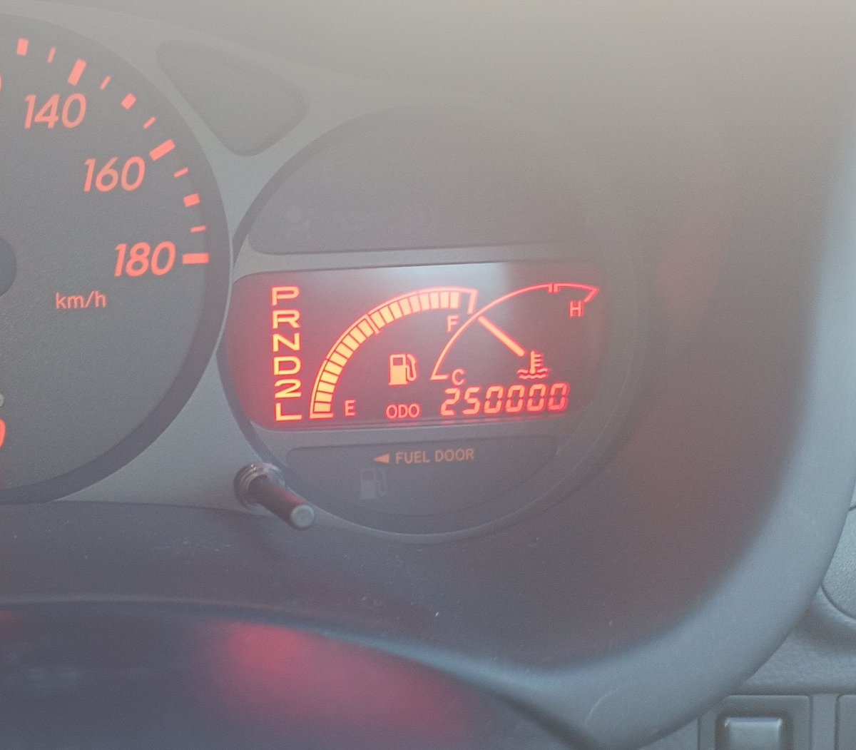 chanshiyo's tweet photo. 学生時代バイト代貯めて買った初の愛車ZZT230セリカ。
当時目標だった30万キロが見えてきました。 https://t.co/TAFmpiyxTD