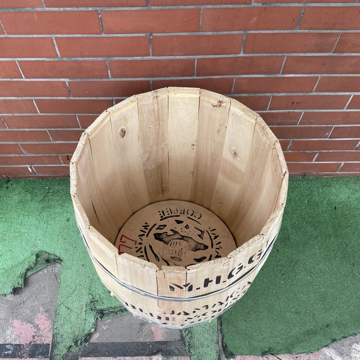 muratashokai's tweet image. 店頭にはブルーマウンテンの大きな樽が入荷しています。先日まで某コーヒー店にて豆が入っていた本物です☕️お店のインテリアに、または逆さまにしてテーブル代わりにするのもOKです。気になる方はお問い合わせください！