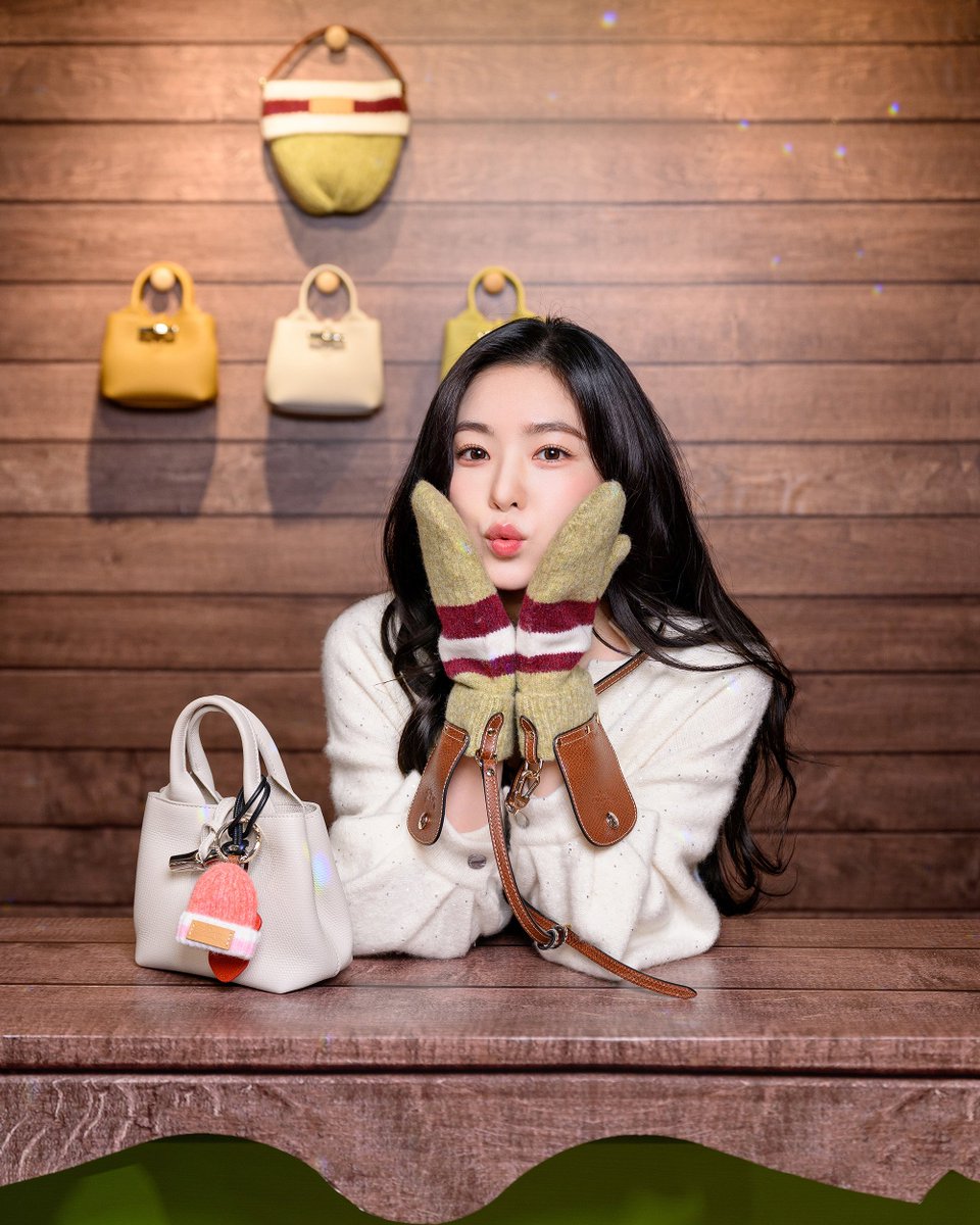 프랑스 럭셔리 패션 하우스 롱샴(Longchamp)이 11월 11일, 롯데백화점 에비뉴엘 잠실점에서 ‘르 빌라쥬 롱샴(Le Village Longchamp)’ 팝업스토어를 공식 오픈했다.

이 날 ‘르 빌라쥬 롱샴’ 팝업스토어 오프닝 행사에 참석한 레드벨벳 아이린은 팝업 전경을 감상하며 롱샴의 신제품 라인업과 겨울 한정