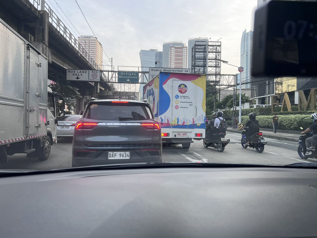 ikabod14's tweet photo. @MMDA ganito ba talaga kayo? Kayo mismo hindi sumusunod sa batas trapiko? Galing sumingit! 

Sa may Shaw underpass SB. https://t.co/txz5TFLMuB
