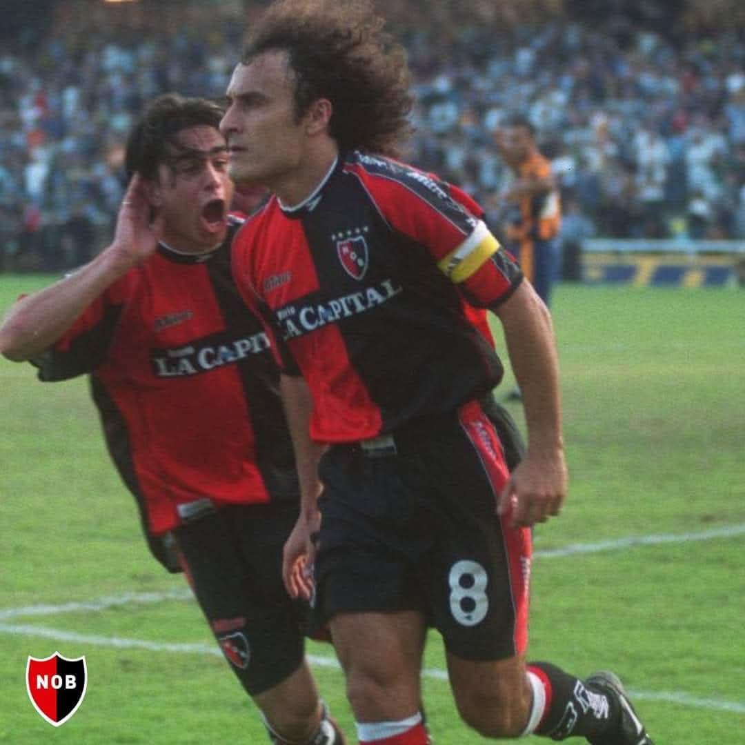 #Cultura 🔴⚫️♾️

Un 14 de noviembre de 1967 nace en Arrecifes el marcador de punta y volante Julio Cesar Saldaña que jugó 295 partidos y marcó 30 goles entre los años 1989-1993 y en la segunda etapa 1996-2002, siendo campeón con la rojinegra.