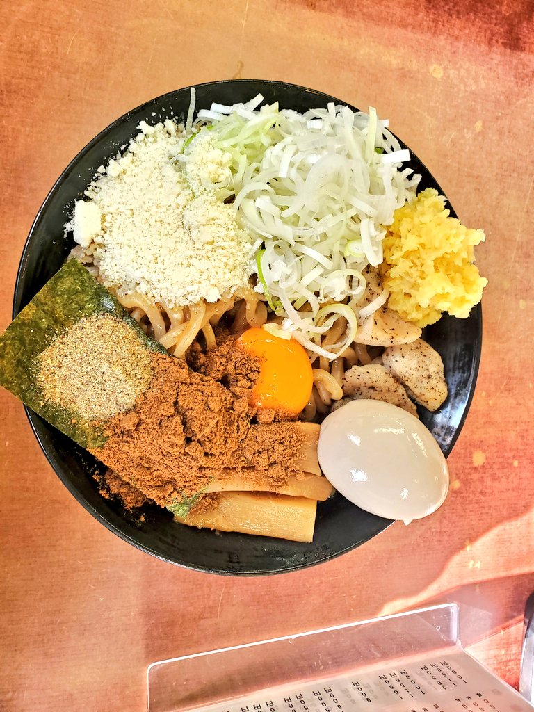 darkeyesgarun's tweet photo. らーめん にい村

みそまぜそば　大
刻みショウガ　魚粉
追い飯　かつおぶし

同僚　濃厚つけめん

同僚がまぜそば食べたいとのことで訪問したのにつけめんに変更
終始大にすればと言ってました😋
私も追い飯予定なかったんですが、にい村さんはドボンまでがセットですね
お心遣いありがとうございます https://t.co/cpnYEl3JHH