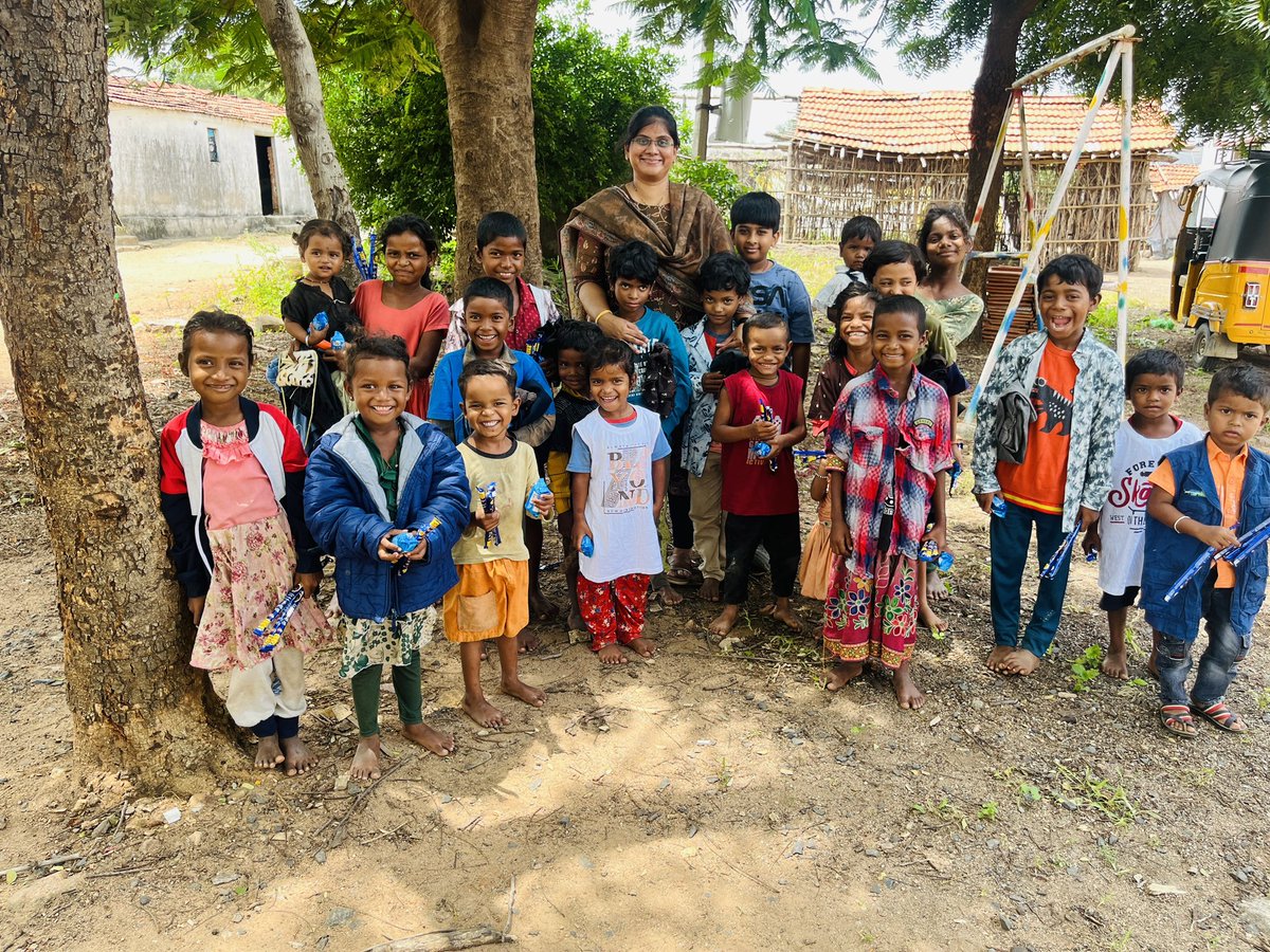 మోసాలు తెలియని,వేషాలు వేయని అందమైన ప్రపంచం బాలల సొంతం❣️

స్వార్థం ఎరుగని,పరనింద పేరు తెలియని అమాయకపు ఆలోచనల,ఆనందకరమైన బాల్యం❤️

ప్రతీ ఒక్కరి జీవితంలో అత్యంత ఇష్టమైన అంకం బాల్యమే..కాదనే వారు కాఠిన్యులే😃

అందమైన ప్రపంచంలో విహరిస్తున్న బాలలు అందరికీ బాలల దినోత్సవ శుభాకాంక్షలు💐