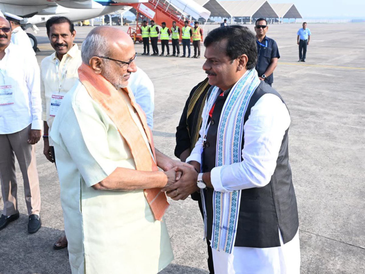 MadhavBJP's tweet image. CII సదస్సు లో పాల్గొన్నడానికి వచ్చిన @VPIndia శ్రీ @CPR_VP గారికి విశాఖపట్నం విమానాశ్రయంలో ఘన స్వాగతం పలకడం జరిగింది.

Warmly welcomed Hon’ble @VPIndia, Shri @CPR_VP ji, at Visakhapatnam Airport — INS Dega — on his visit to attend the CII Summit.

#CII #CII2025 #Visakhapatnam…