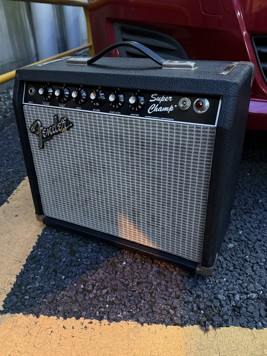 toshi12notes's tweet image. やってきましたsuper champ。
クリーンの食いつきや歪みの荒さに、レクチ以前のメサブギー的ニュアンスを感じます。バイブロチャンプよりストレートで硬めな音。好き。スピーカーはエミネンス搭載。　#fenderamp #80s #eminence #paulrivera #masterpiece