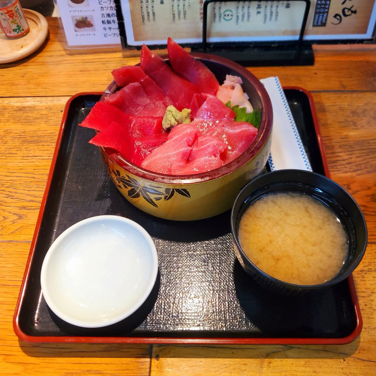 MsLABO6's tweet image. 一人贅沢ランチしました☺️
身が厚くて、トロはトロトロ～
本マグロ丼(金曜日限定商品)@吉池食堂
“限定”の言葉に弱い(笑)