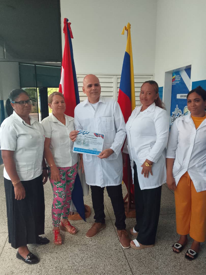 cubacooperaven's tweet photo. ¡Misión Cumplida! ¡Gracias, Dr. Gaínza! 🇨🇺🇻🇪
Cojedes despide con profundo patriotismo al Dr. Roberto Gaínza Santos, quien regresa a la Patria. Deja una huella imborrable de humanismo e internacionalismo¡Lleva consigo el infinito agradecimiento del pueblo venezolano!#CubaPorLaVida https://t.co/q0FFVEutR4