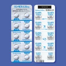 XAUUSD_Tokyo's tweet photo. 💊リンゼス（リナクロチド）とグーフィス（エロビキシバット）の違い

✅リンゼスの薬理学的作用
リンゼスの有効成分リナクロチドは、腸管上皮の膜表面にある膜型グアニル酸シクラーゼC（GCC）受容体のアゴニスト。
これにより、細胞内のcGMP（環状グアノシン一リン酸）レベルが上昇し、腸管内の塩素イオンチャネル（CFTR）が開口。
結果として、塩素イオンと重炭酸イオンが腸管内に分泌され、その水和作用により便が柔らかくなり、腸管の通過が促進される。
また、上昇したcGMPは腸管の神経終末にも作用して痛覚の伝達を抑制し、過敏性腸症候群における腹痛を和らげるのに寄与する。

✅グーフィスの薬理学的作用
グーフィスの有効成分エロビキシバットは、肝臓から分泌されて腸管内に存在する胆汁酸の回腸における胆汁酸トランスポーター（ASBT: apical sodium-dependent bile acid transporter）を選択的に阻害。
これにより、回腸での胆汁酸の再吸収が抑制され、大腸に流入する胆汁酸が増加。
胆汁酸は大腸内で水分分泌と腸運動を促進させるため、便の排出が促される。
一方で、胆汁酸増加に伴い腸管の神経が刺激され腹痛や筋痙攣などの副作用を生じることがある。

☝️まとめ
リンゼスはイオンチャネル活性化と神経伝達抑制を組み合わせた作用で便秘＋痛みの改善に適し、グーフィスは胆汁酸代謝を調節し腸運動を直接刺激して便通を改善。
薬理学的には作用部位と機序の違いが主な区別点。
どちらも食前投与が推奨されるが、患者の症状や副作用のリスクに応じて使い分けられる。