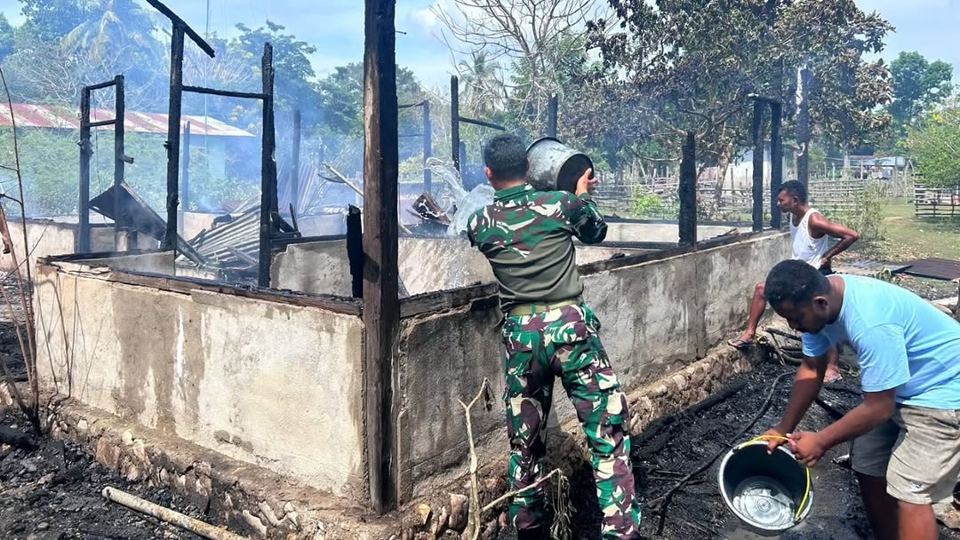 Cakra_Kostrad's tweet photo. Satgas Pamtas Yonarmed 12 Kostrad Bantu Padamkan Kebakaran Rumah Warga di Desa Alas Selatan
@Puspen_TNI @tni_ad @divif_1_kostrad @divif2kostrad @divif3kostrad #tni #tniad #Kostrad #Cakra #kostradpeduli #kostradberbagi #TNIADMengabdiDanMembangunBersamaRakyat #penkostrad https://t.co/e0RYimRdyO