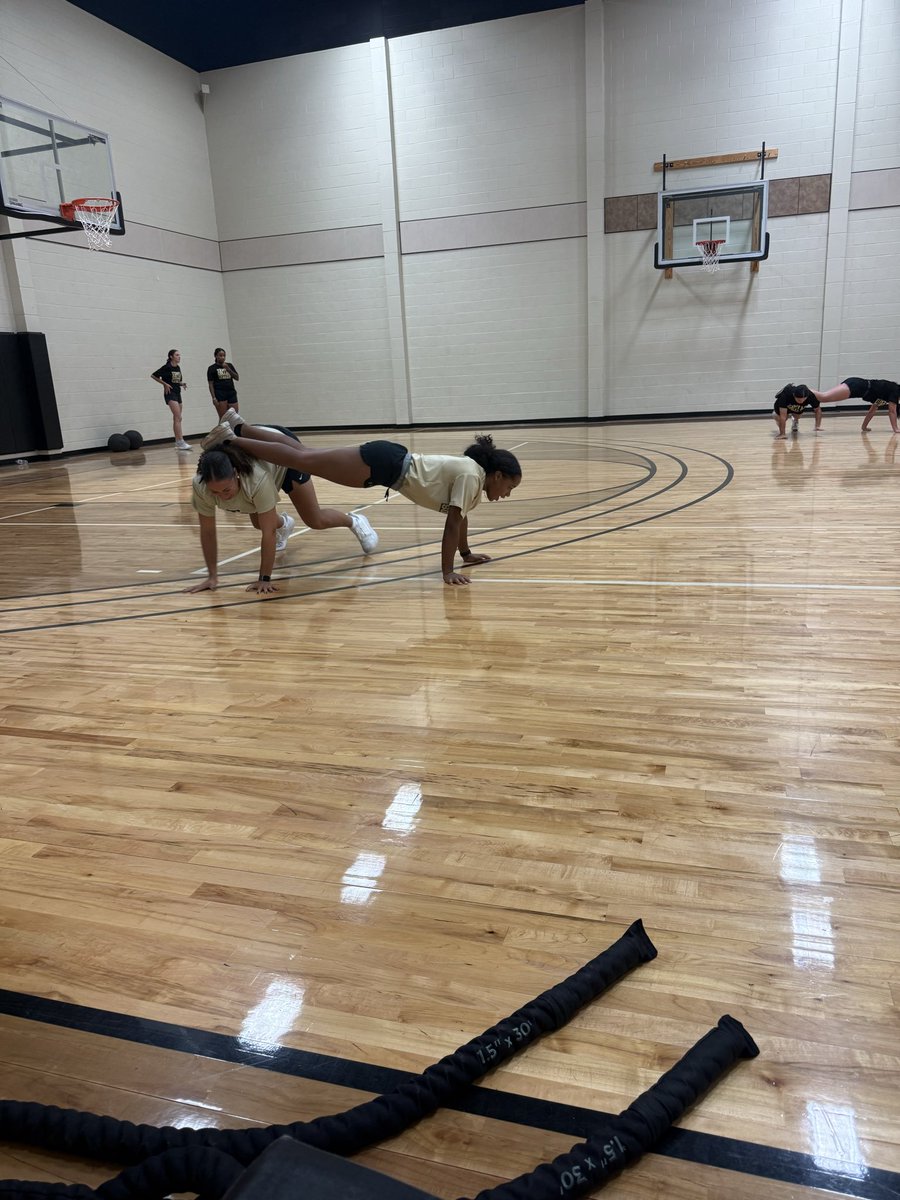 SoftballTemple's tweet image. TEAM COMP

Round 4 🏃‍♀️⚽️ 
Relay Races and Kickball

#YahLeps