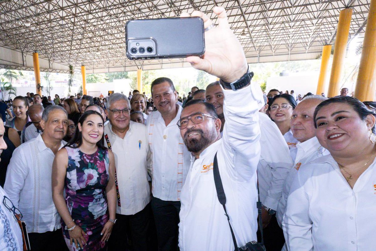 💪📚“La defensa de los derechos laborales se construye con diálogo y con escuelas abiertas", apuntó el Srio. Gral. del #SNTE, Mtro. Alfonso Cepeda Salas, al encabezar junto a la gobernadora de #Colima, <a href="/indira_vizcaino/">Indira Vizcaíno</a>, la entrega de equipos de computo a docentes de la entidad.