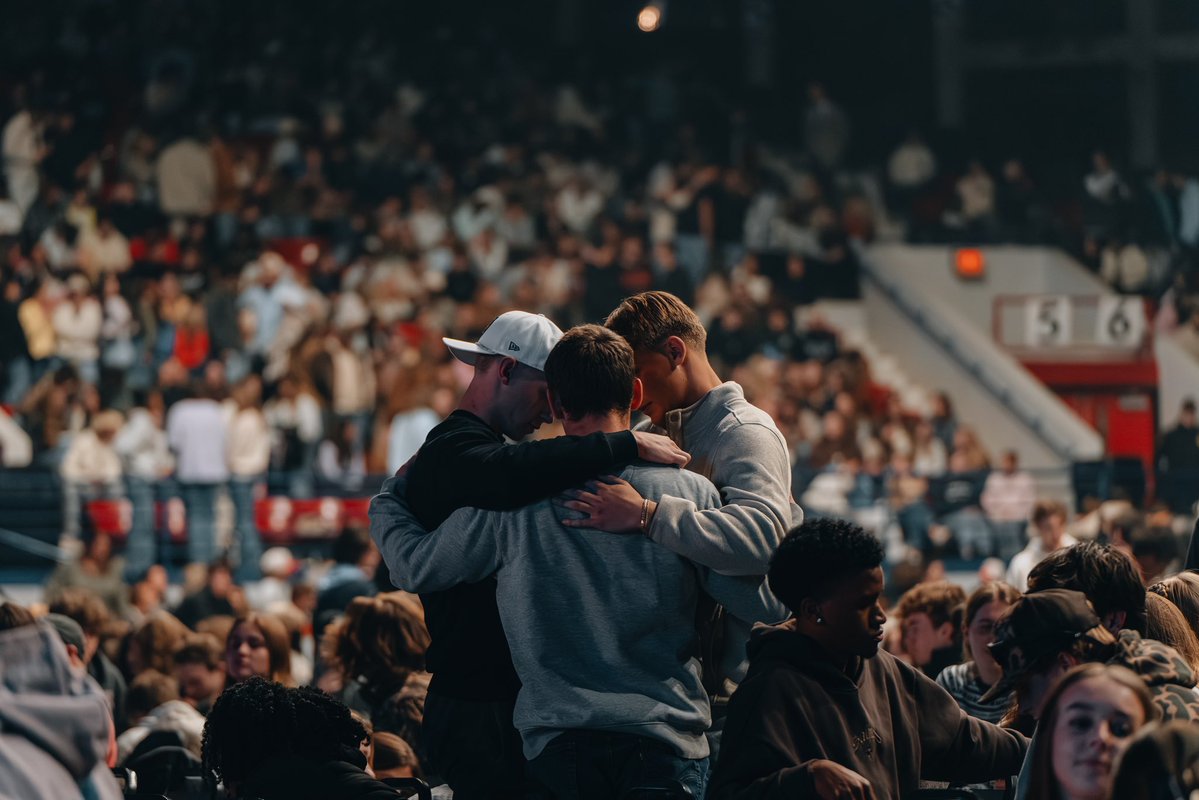 Unite__US's tweet image. Almost 6000 college students gathered for worship. Moments we’ll never forget. Thank you NC State. Thank you God! #uniteus