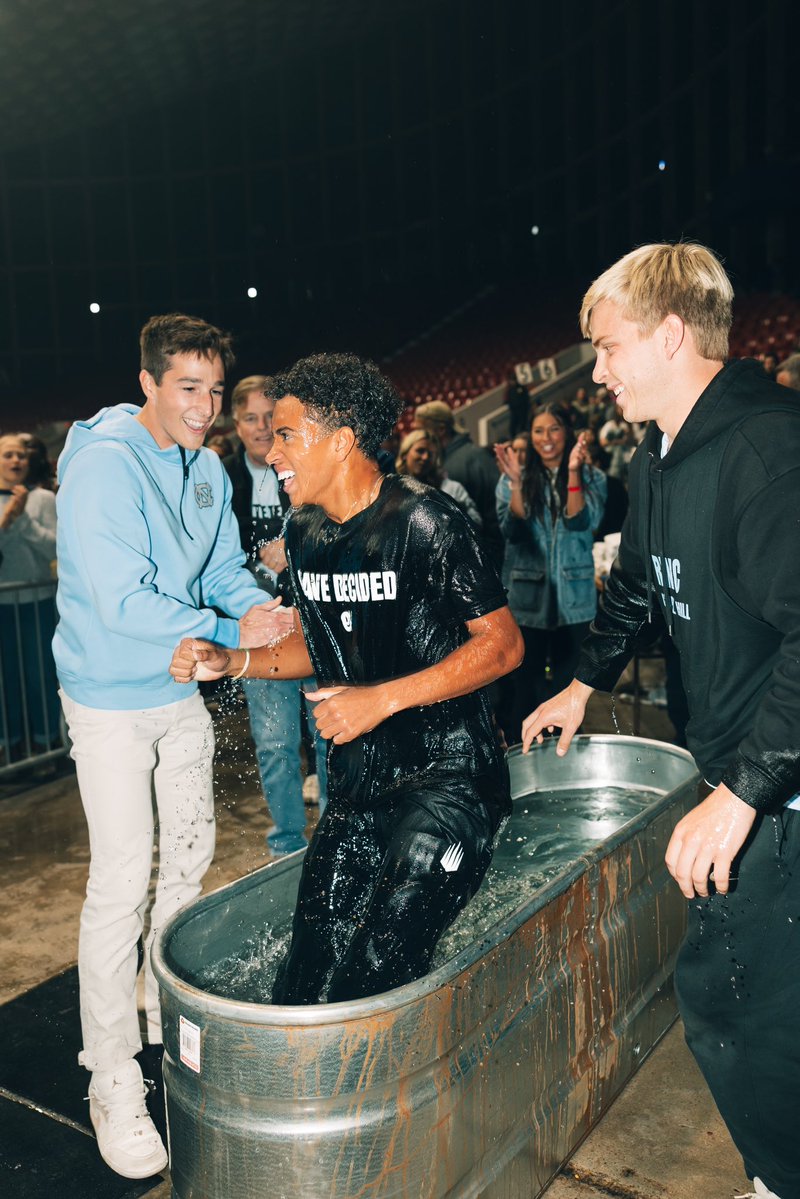 Unite__US's tweet image. Almost 6000 college students gathered for worship. Moments we’ll never forget. Thank you NC State. Thank you God! #uniteus