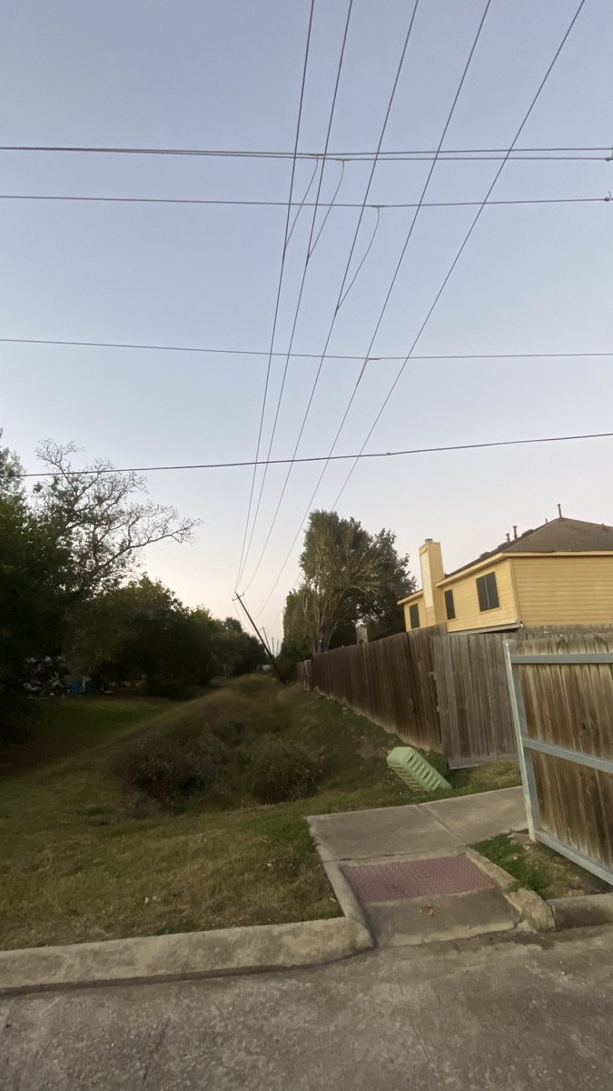 _Blueyedevil's tweet photo. @CenterPoint_TX  waiting on 1000 homes to lose power? 
It's going to go sometime. Why postpone the inevitable? https://t.co/a9FUzlv5aV