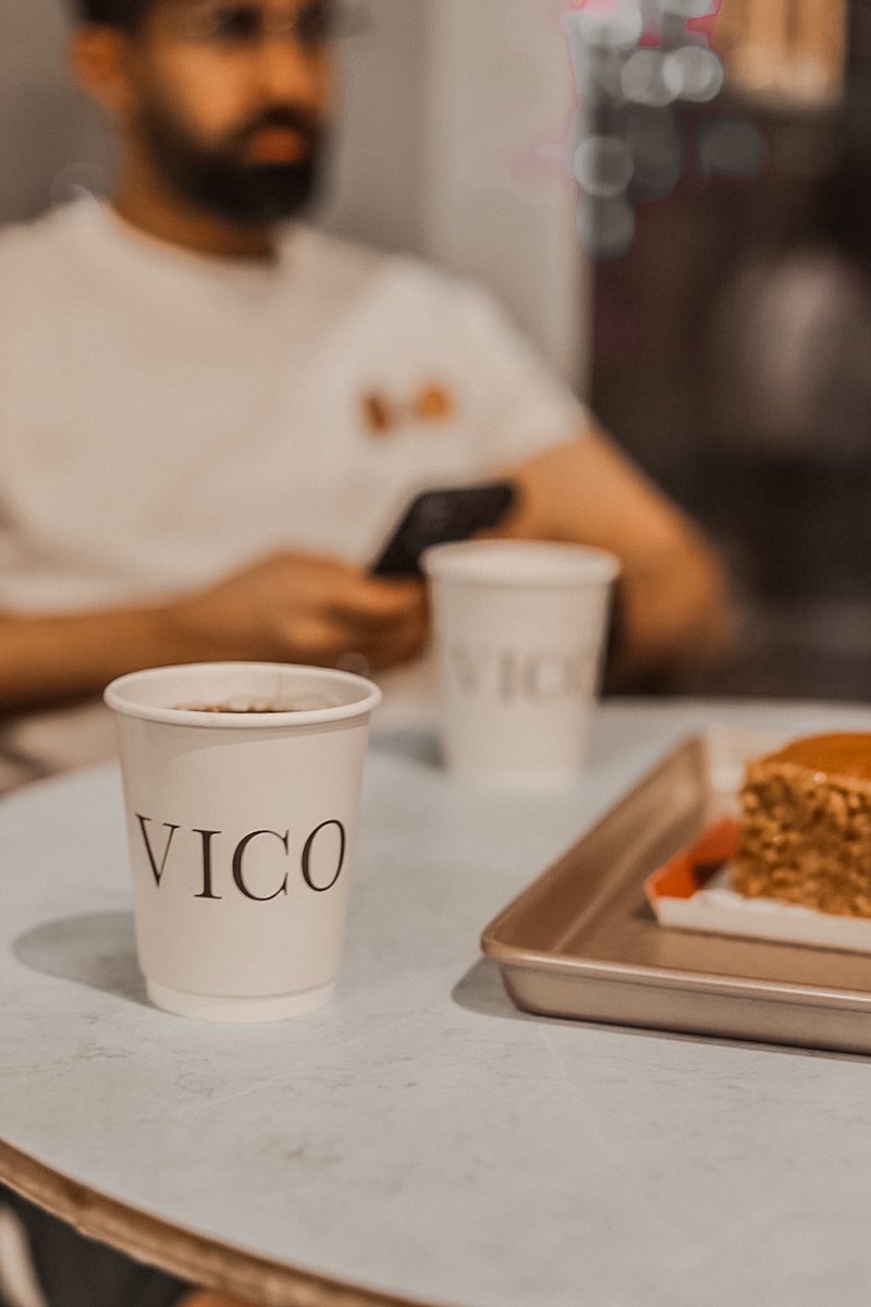 جلس معها اربعون دقيقة ! 
وكان يستمع لكل شيء في حديثها ، وعندما قررت الذهاب سألته … 
نسيت أن أسألك كم عمرك ؟ 
فقال: أربعون دقيقة  .. ❤️