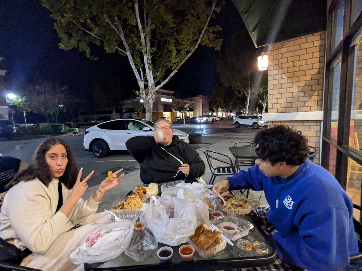 nugpsn's tweet image. just let me eat