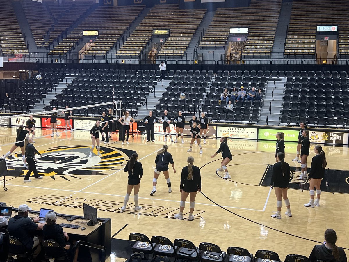 TYetmarAD's tweet image. Warmups are underway here in Hays, KS! #3 @NCAADII Central Region @MWSUvolleyball looking to secure a share of the @TheMIAA Volleyball Regular Season Championship this evening. The last one for the Griffs was in 2017. LET’S GO  GRIFFS!!! #GriffUp 🦁🦅🏐