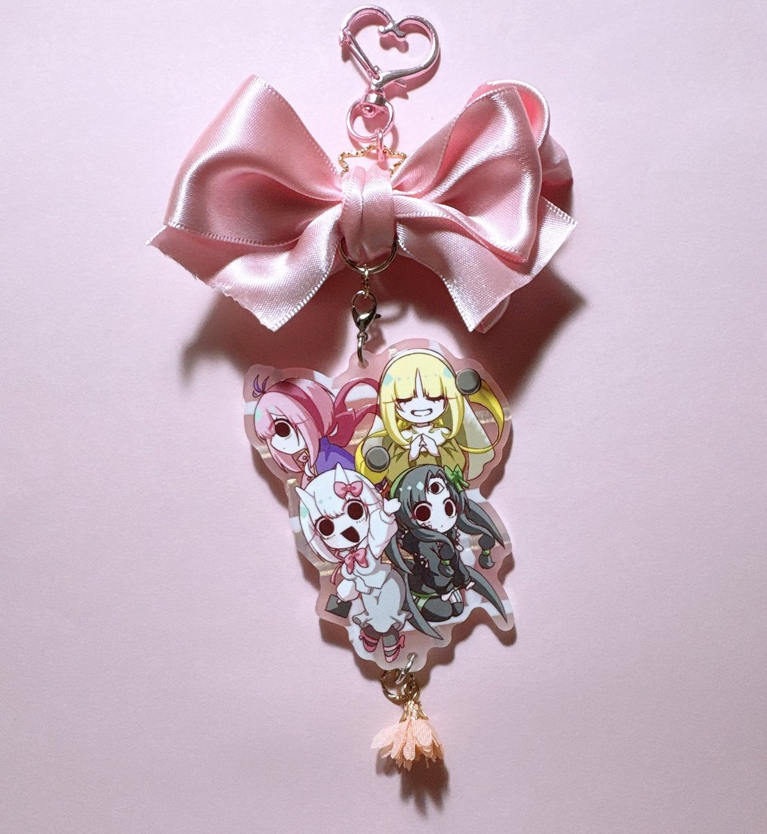 okara_1118's tweet image. #ほっといてあげ幼稚園2
自分の所にだすリボンチャームアクキー、実物こんな感じです🙌✨イベント当日これを持ってくのでよろしければ！🙇‍♂️✨