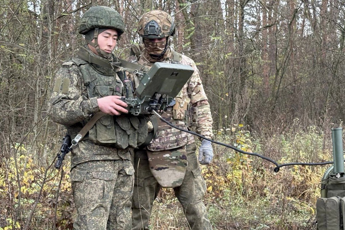 TheGreyPatriot_'s tweet image. 🇷🇺🇰🇵 Further pictures from today's work of North Korean sappers in liberated Kursk Oblast.

#Russia #Russians #Russian #Today #SVO #Kursk #Korea #Korean #DPRK #KPA #NorthKorea #Sapper #Military #Army #Tactical