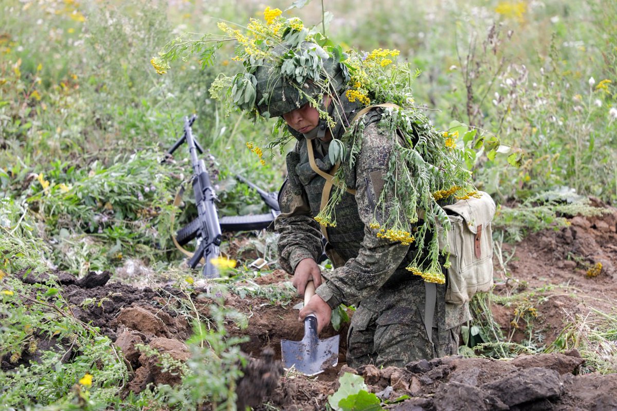 TheGreyPatriot_'s tweet image. 🇷🇺🇰🇵 Further pictures from today's work of North Korean sappers in liberated Kursk Oblast.

#Russia #Russians #Russian #Today #SVO #Kursk #Korea #Korean #DPRK #KPA #NorthKorea #Sapper #Military #Army #Tactical