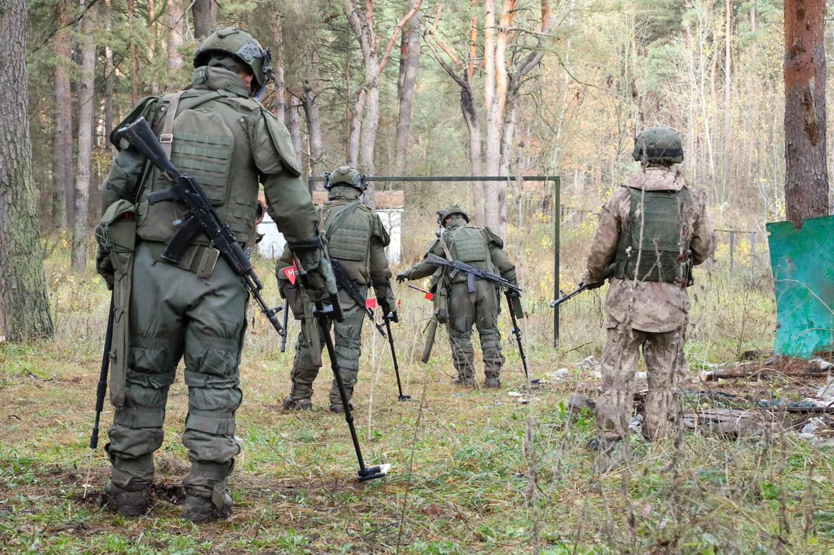 TheGreyPatriot_'s tweet image. 🇷🇺🇰🇵 Further pictures from today's work of North Korean sappers in liberated Kursk Oblast.

#Russia #Russians #Russian #Today #SVO #Kursk #Korea #Korean #DPRK #KPA #NorthKorea #Sapper #Military #Army #Tactical