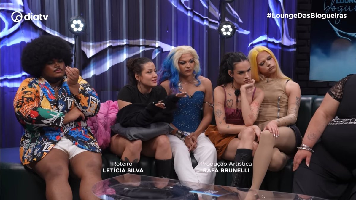 kauam_onerdola's tweet image. A mady aos prantos contando mais uma história triste de vida e elas :

#CorridaDasBlogueiras #loungeDasBlogueiras