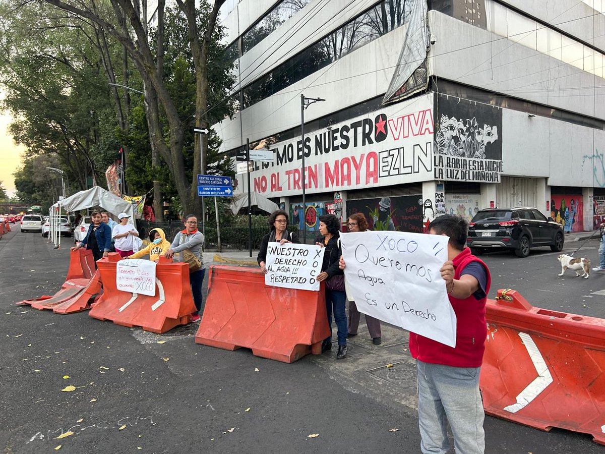 PueblodeXoco's tweet image. Llevamos al 1 semana sin suministro de agua potable, no podemos seguir pagando pipas de $4,500. El cierre de Puente de Xoco es para ser escuchados por @SEGIAGUA @ClaraBrugadaM @LuisMendozaBJ, Mítikah nos dejó sin agua!