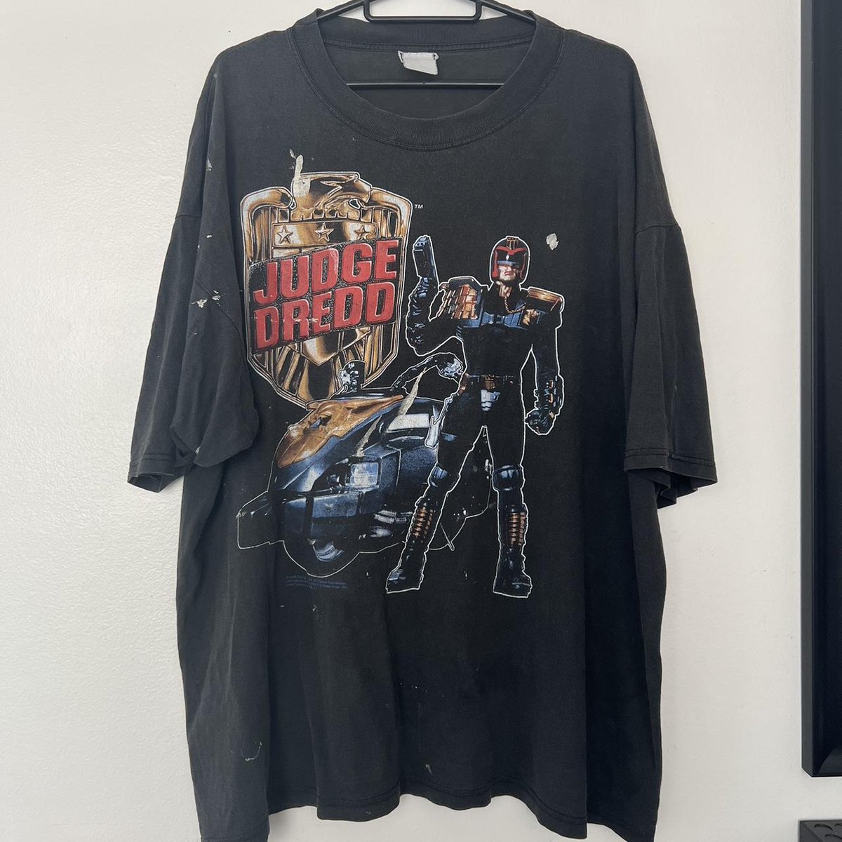 明日はどれを着ようかな？

Which shall I wear for tomorrow?