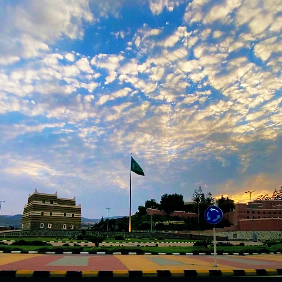 اتلى العهد به يقول  اكلمك لا فضيت 
                 واليوم قد له سنه ، واكثر وهو مافضى.