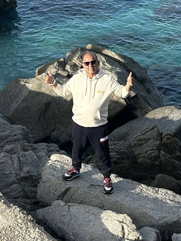 <a href="/GiovanniMa1975/">Giovanni Manuguerra</a>, che bello vederti arrivare a questo traguardo con lo spirito che ti distingue. Cinquant’anni vissuti con il tuo stile, tranquillo, ironico, sempre con quel modo leggero di prendere la vita. È un compleanno speciale anche perché festeggi lo stesso giorno di Bea…