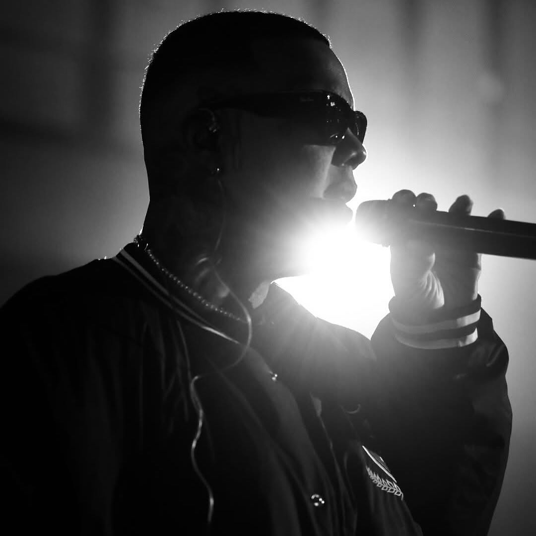 es oficial. 

con el triunfo de 'veneka' como 'mejor interpretación de música electrónica latina', akapellah se convierte en el primer rapero venezolano con un grammy.