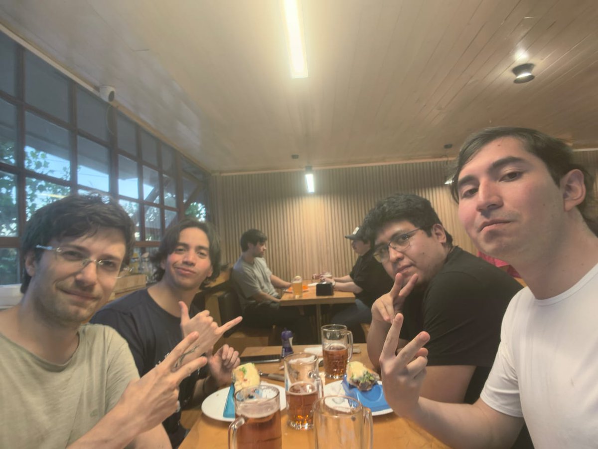 Último día en Chile, la pasé genial con los panas. Gracias al Kiwi, Chango, jr y al mas ratón de todos <a href="/Matriaxx85/">TEW | Matriaxx85</a> por darse el tiempo un día de semana laboral pa pasarla conmigo.
Alta bebida, altos juegos y altísimo completo🤤 

Los quiero wachos❤️🇨🇱