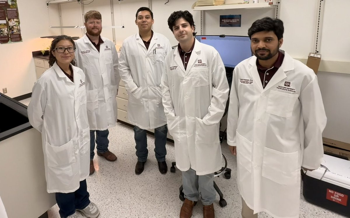 TAMUHortPhysLab's tweet photo. Busy day! We were honored to host the Texas A&amp;M Board of Regents spouses for a tour of our lab. Our students and lab team were proud to showcase the exciting research happening in the Lab. Thank y’all for the visit and for taking the time to learn about the work we do! 🌱✨ #TAMU https://t.co/WP4SRn94Cd