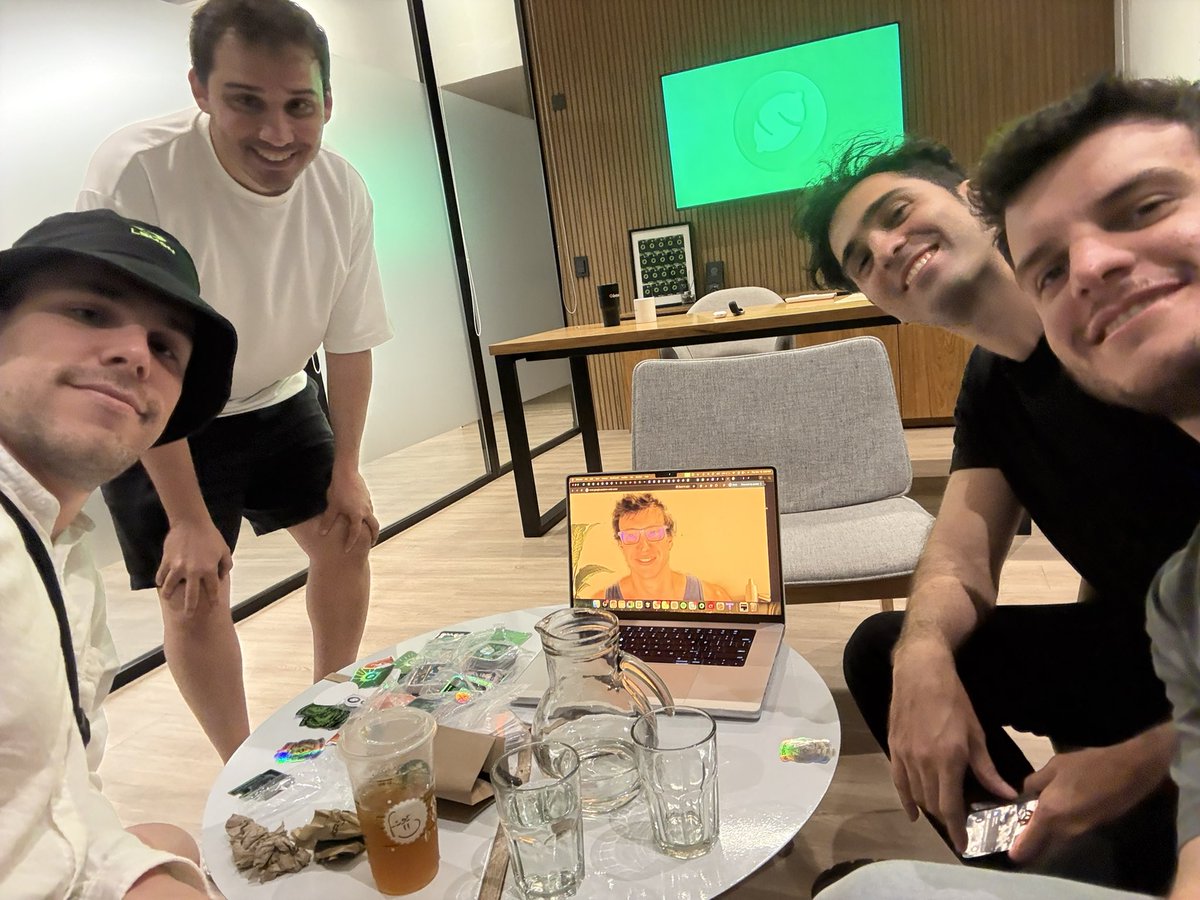 working with <a href="/pabloeperello/">Pablo Perelló</a>, <a href="/fran_aligned/">Fran Aligned 🟩</a>, <a href="/lemoncheli/">chelo.eth 🍋</a> and <a href="/vwandres/">AVW</a>.

summer in 🇦🇷 is gonna be 🥵.