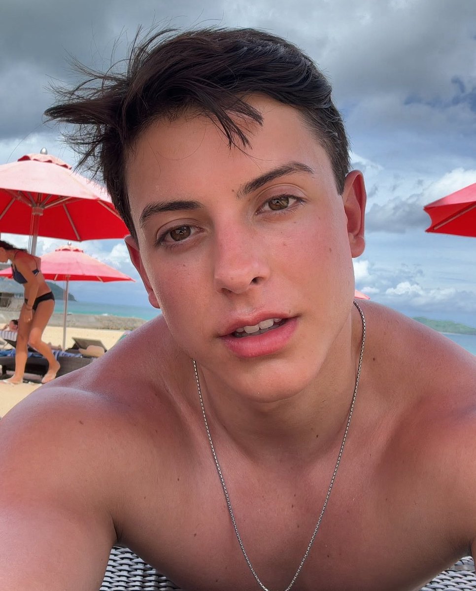 bellalonguinho's tweet image. thank god I transitioned 🙏