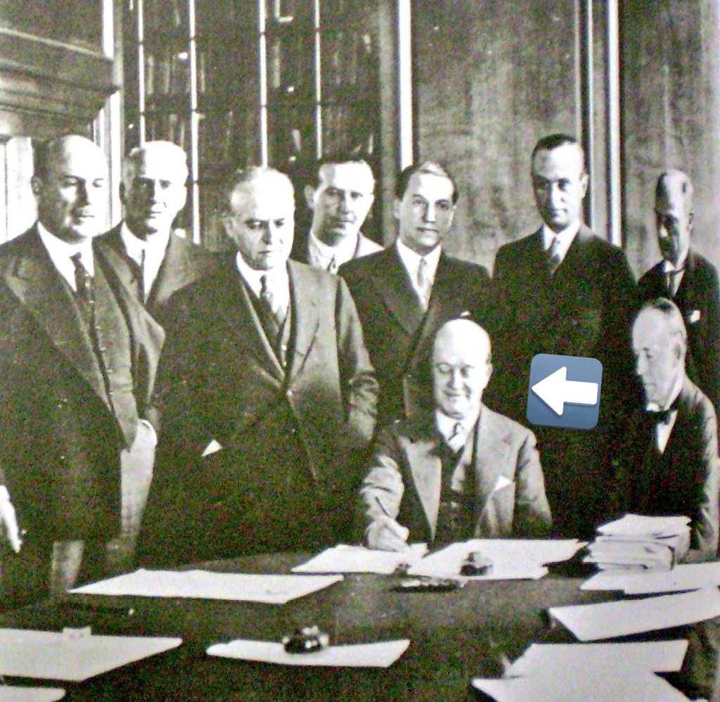 #CURIOSIDAD ¿Se dieron cuenta que si se trata de acuerdos internacionales de entrega, siempre está metido Federico Sturzenegger?
90 años después, la historia es la misma.
¿Lo peor? Para los libertarios esta comparación será un halago.