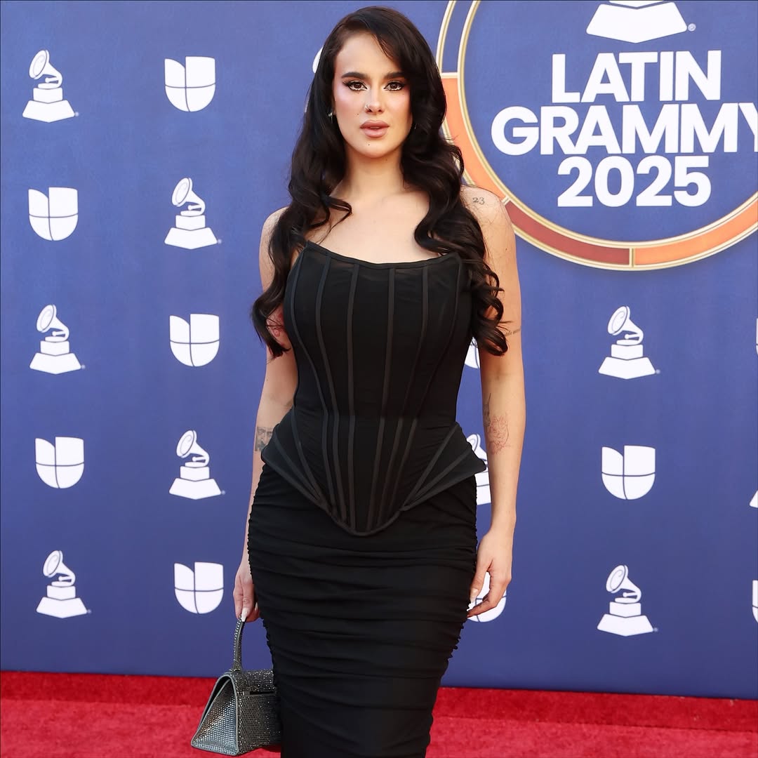 Univision's tweet image. ¡Sencillamente espectacular!  🔥 Gala Montes acaba de redefinir la belleza y la elegancia 🤯

#LatinGRAMMY #RedCarpet