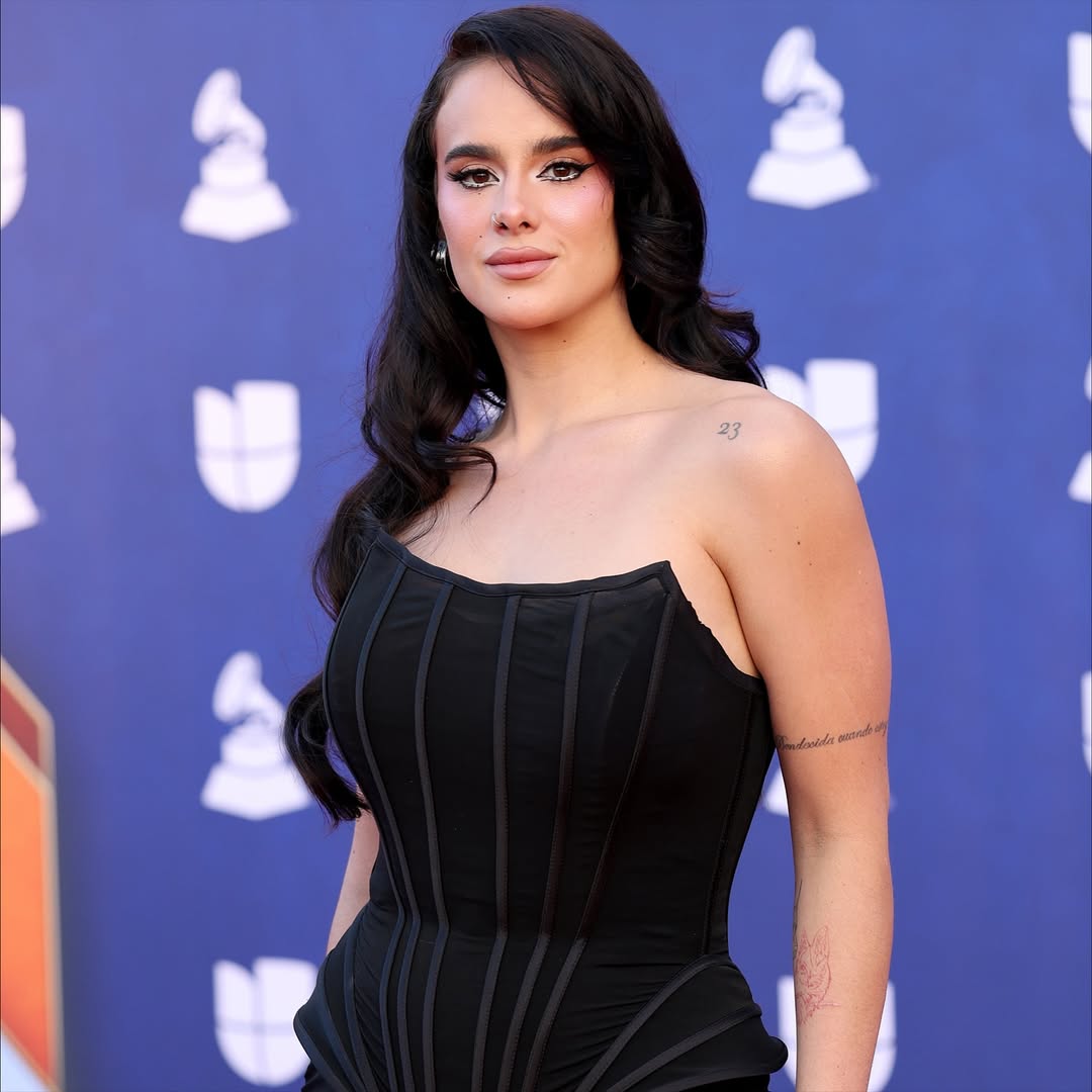 Univision's tweet image. ¡Sencillamente espectacular!  🔥 Gala Montes acaba de redefinir la belleza y la elegancia 🤯

#LatinGRAMMY #RedCarpet