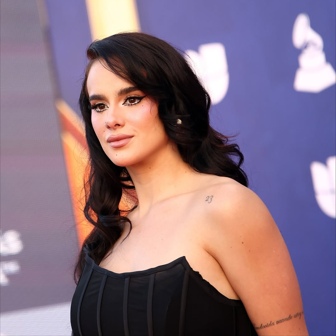 Univision's tweet image. ¡Sencillamente espectacular!  🔥 Gala Montes acaba de redefinir la belleza y la elegancia 🤯

#LatinGRAMMY #RedCarpet