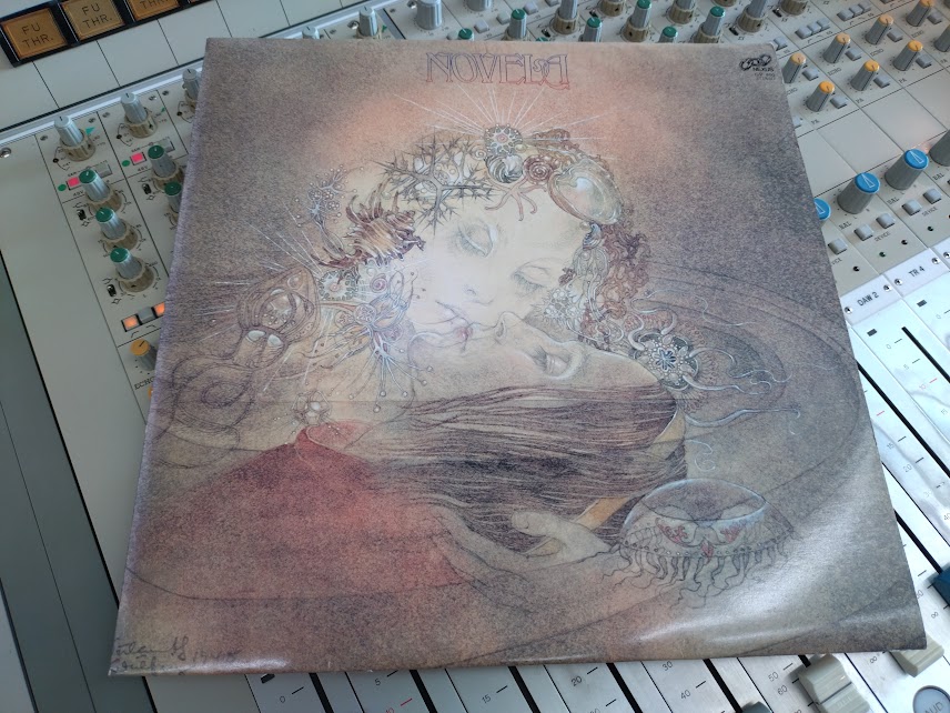 dmz_obc's tweet image. 今夜は日本のプログレバンド「NOVELA」の特集をお送りしました。京阪神のロックシーンで人気を集めていた2つのバンドが合体して誕生。デビューアルバム「魅惑劇」は当時のロックファンに衝撃を与えた日本のロックを語る上では欠かせない名盤の1つです。
#NOVELA #DMZ1314 #ラジオ大阪