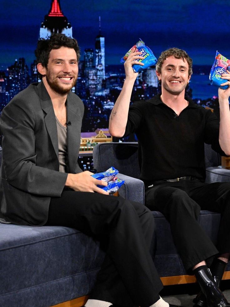 rebeccalee0429's tweet image. No moving on 😍🥰😙😍
#PaulMescal #Joshoconnor #Thehistoryofsound