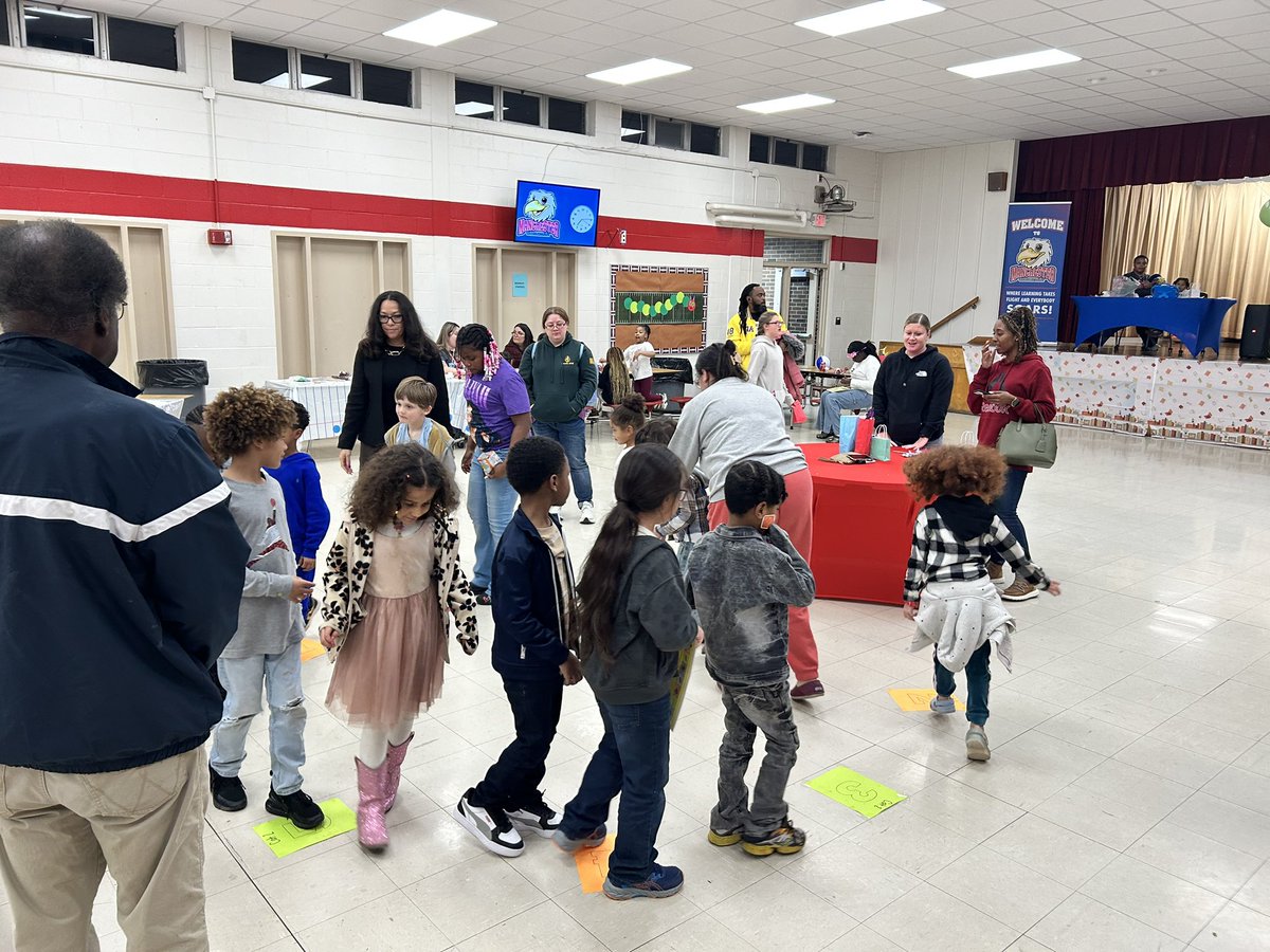 Manchester_Elem's tweet image. 📚✨ What an amazing Literacy Night! ✨📚

Our families enjoyed read-alouds, book walks, time to read together, fun book characters, and tons of hands-on activities. 📕

Thank you to all our students, parents, and staff for making tonight a celebration of the joy of reading! ❤️📖
