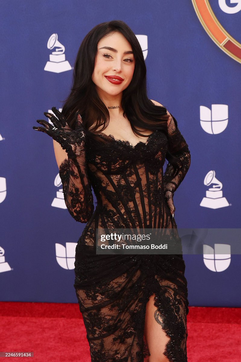Nicki Nicole en la alfombra roja de los Latín Grammy.