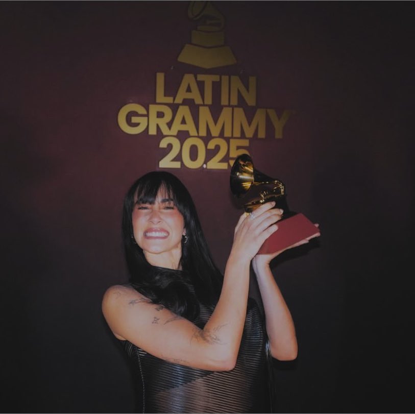 te hemos visto crecer y hemos crecido contigo y eso es lo más bonito. un premio más que merecido 💙