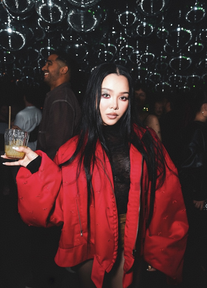 Bella Poarch en el after party de Paper Magazine para celebrar la cultura latina