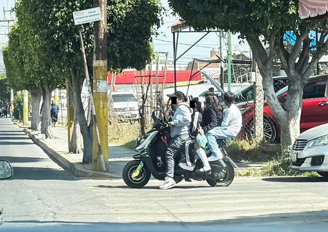 QuadratinEdomex's tweet image. #DenunciaCiudadana 

En la colonia San Mateo en #Texcoco se tomó esta foto en la que un padre de familia pone en riesgo a tres menores.

Viaja sin casco y obviamente sus acompañantes también, además de que superan el límite de capacidad de una moto.