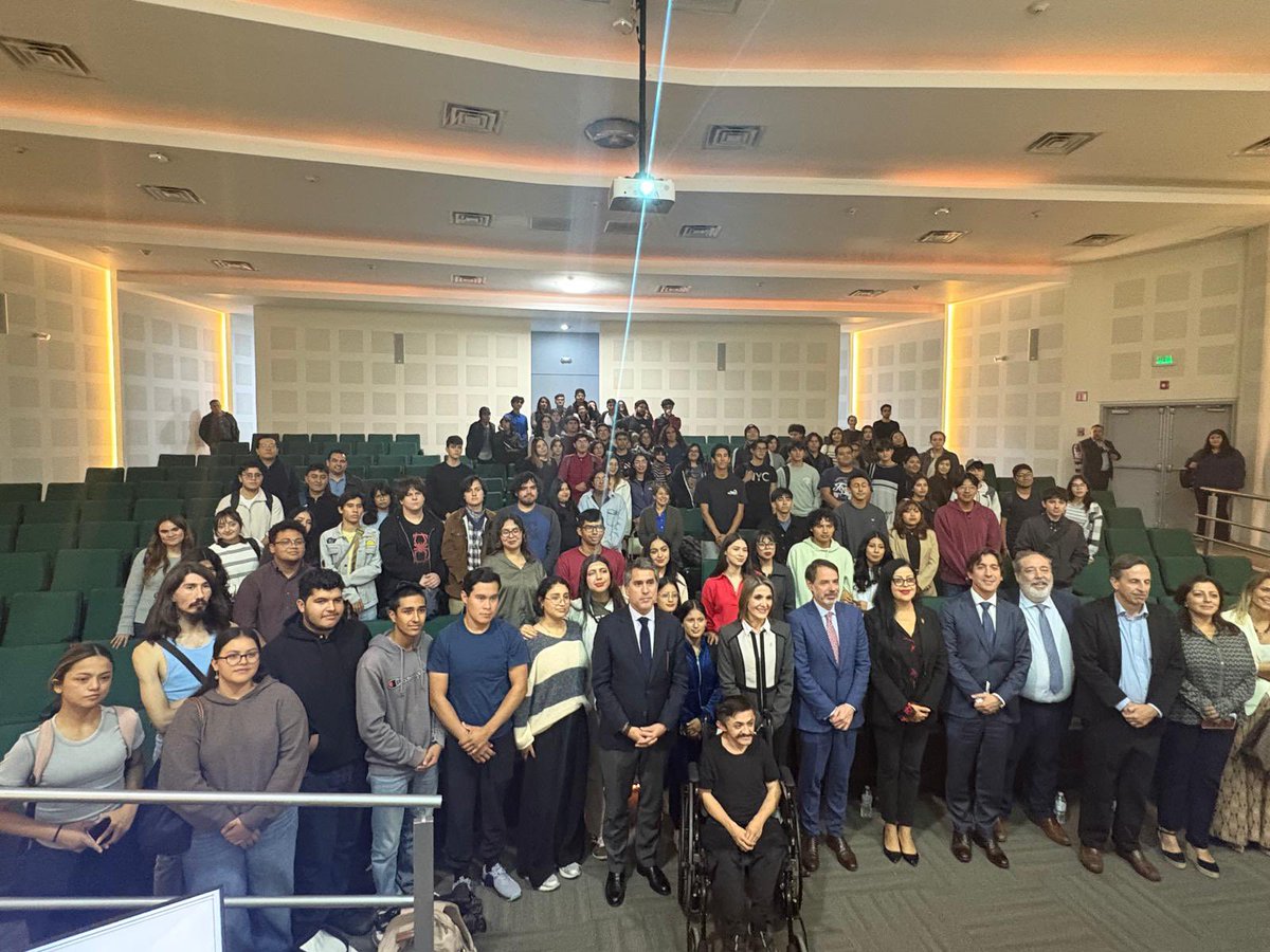 EmbEspMex's tweet image. El embajador de 🇪🇸 y el embajador de la 🇪🇺 han mantenido un conversatorio con los alumnos 👨‍🎓 👩‍🎓de la Universidad Autónoma de Baja California. A debate, el futuro de la relación de México con España y la UE y el trabajo que realizamos para fortalecerla. 🤝