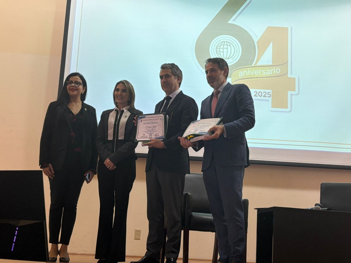 EmbEspMex's tweet image. El embajador de 🇪🇸 y el embajador de la 🇪🇺 han mantenido un conversatorio con los alumnos 👨‍🎓 👩‍🎓de la Universidad Autónoma de Baja California. A debate, el futuro de la relación de México con España y la UE y el trabajo que realizamos para fortalecerla. 🤝