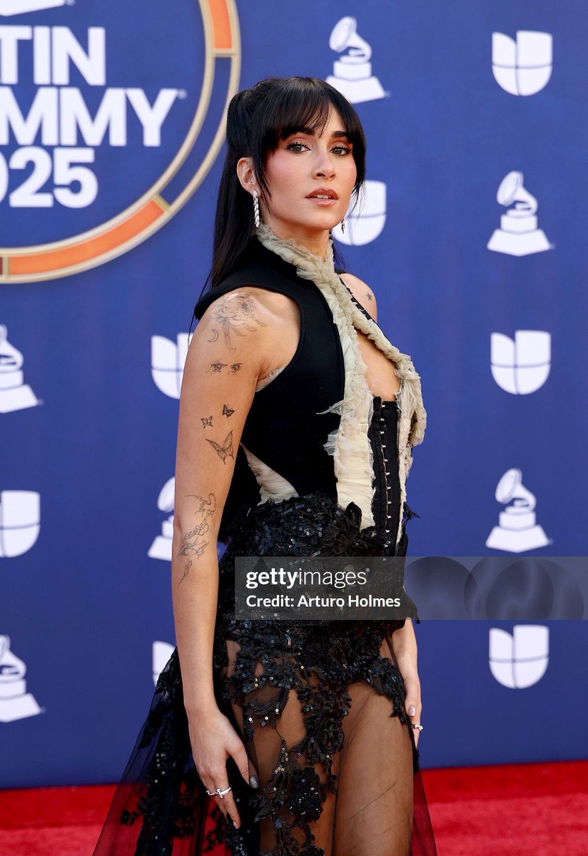 Consolidando su lugar entre grandes estrellas de la música en español, <a href="/Aitanax/">AITANA</a> hace su aparición en la alfombra roja de la 26ª Entrega Anual de los #LatinGRAMMY