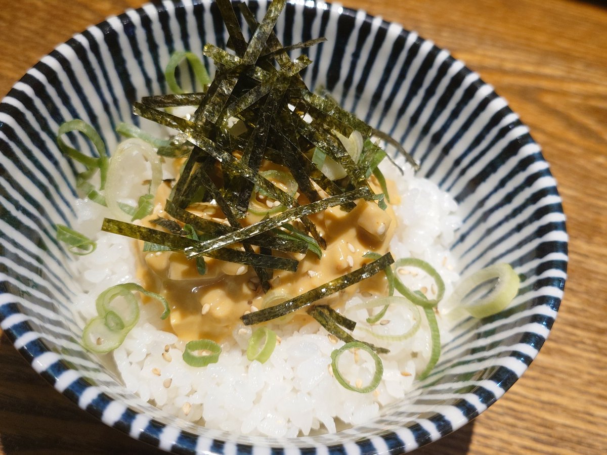 中華蕎麦うめや@金沢文庫さま
特製うめやそば
味玉ごはん

醤油スープは無化調なのに旨々😎
中細麺との相性抜群🤩
チャーシュー、味玉も旨々🤩
三田にあるむらさき山になんとなく似ているような😁
本日も完飲完食です😎

#中華蕎麦うめや
#無化調
#ラーメン
#金沢文庫
#横浜グルメ
#ラーメン食べたい
